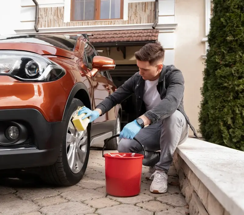 Lavage auto à domicile Saint-Manvieu-Norrey : professionnel intervenant sur un véhicule